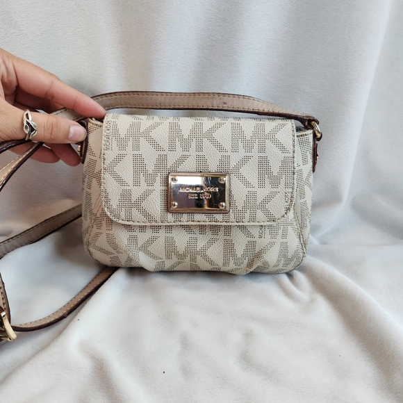 Michael Kors Crossbody Purse - Monogram in Signature Vanilla - Picture 1 of 10